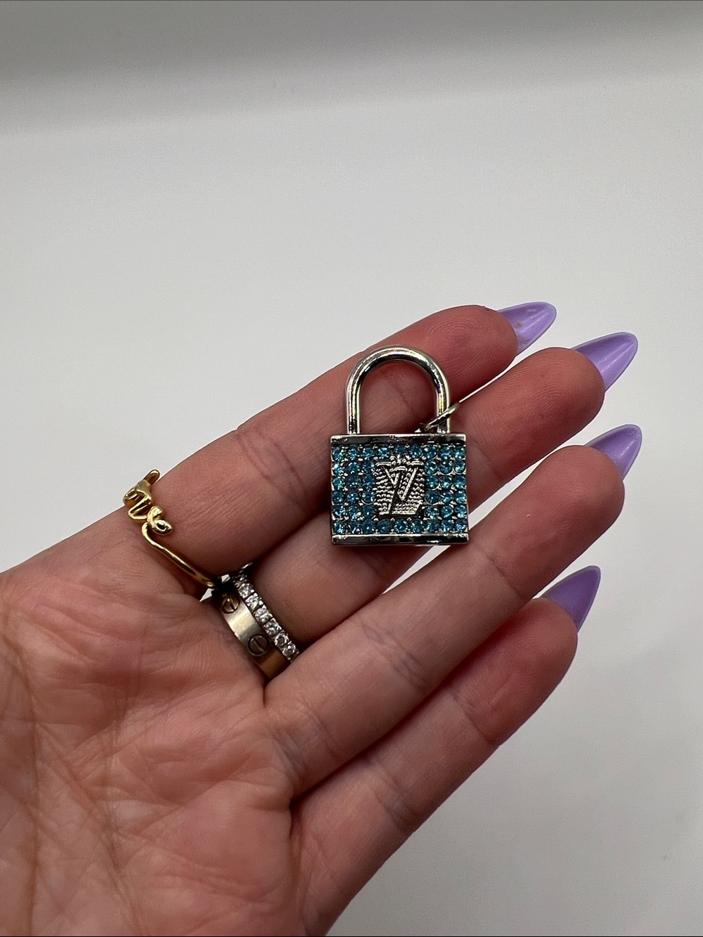 1401. Blue Crystal Padlock Charm Pendant - Picture 4 of 6